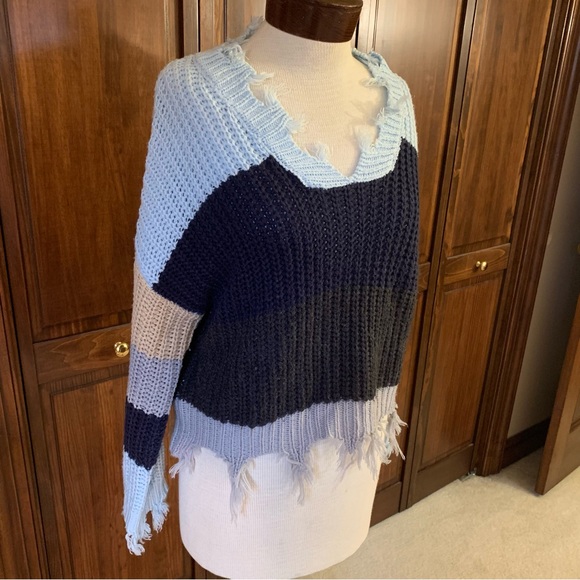 SOLD. Cute Sweater - Picture 2 of 4